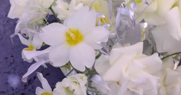 Une table festive décorée de fleurs blanches — Video