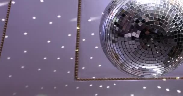Вращающийся диско-мяч с искрометными лучами и отражением — стоковое видео