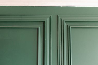 Dairenin yeniden dekore edilmesi, İşlerin Tamamlanması - Pervazlarla süslenmiş duvarlı klasik kırmızı duvarın bir parçası. Çerçeve ekmeğinin köşesi