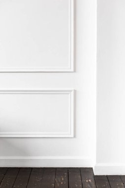 Dairenin ahşap zeminli yeniden dekorasyonunun dikey fotoğrafı, Bitirme Çalışmaları - Pervazlarla süslenmiş Klasik Beyaz Duvarların Parçası.