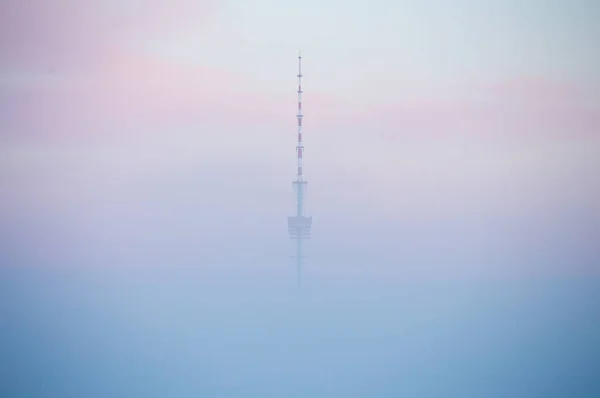 Kiev Tv Kulesi sis hava görünümünü. Onun dünyadaki en yüksek duran kafes çelik inşaat.