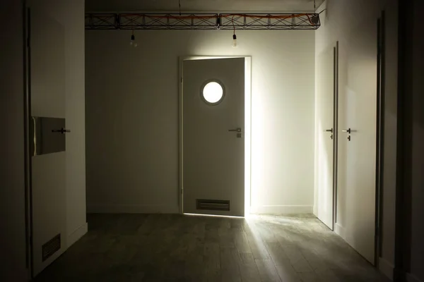 Vintage yenilikçi çatı iç kapı, ışık ve arka plan