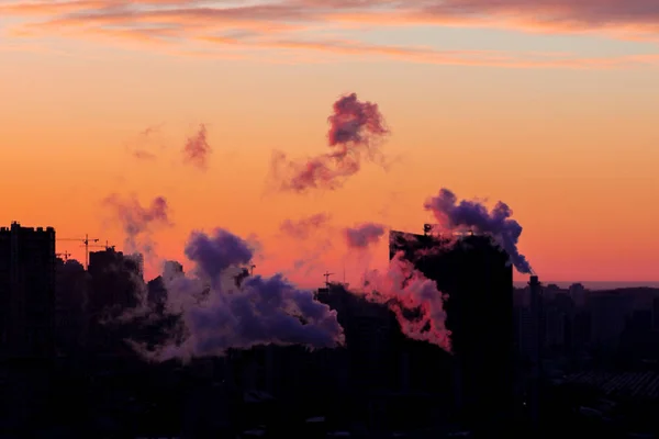 Промислові хмари в місті — стокове фото