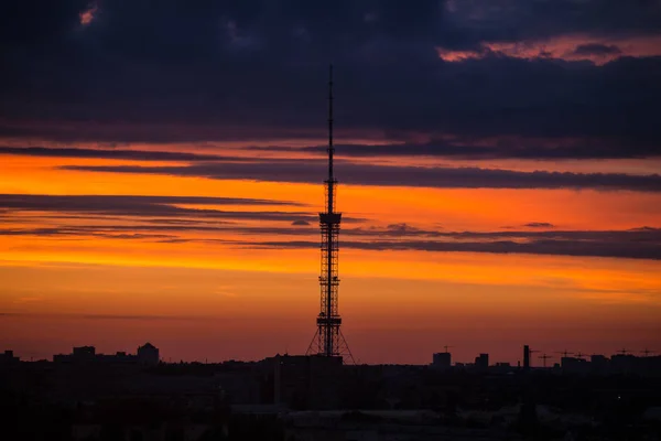 Сонце, що сходить над містом під час теплого заходу сонця з хмарами — стокове фото