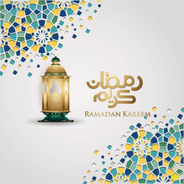 Arap kaligrafisi, geleneksel fener ve İslami selamlama için mozaiğin renkli detaylarıyla Ramazan kareemi.