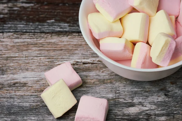 Pink Yellow Marshmallows White Bowl Wooden Surface Focus Sweets Bowl — Stock Photo, Image