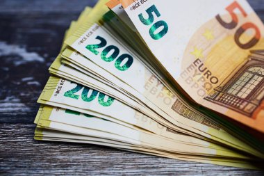 Tahta yüzeye karşı yüz iki yüz Euro 'luk banknot yığını.