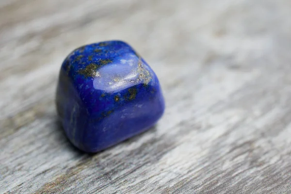 Nahaufnahme Von Blauem Edelstein Lapislazuli Auf Holzgrund Mit Kopierraum — Stockfoto