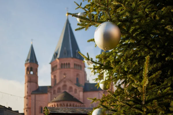 Öndeki bir noel ağacına odaklanmış, arka planda ise Almanya 'daki Mainz St. Martins katedrali bulanıklaşmış.