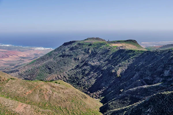 Uitzicht op de Barranco de Teneguime, een vulkanisch gebied nabij Haria op Lanzarote — Stockfoto