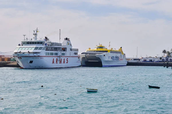 Os ferries Armas e Fred Olsen Express no porto de Playa Blanca, Lanzarote — Fotografia de Stock