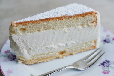 Tabakta bir parça krem peynirli kek.