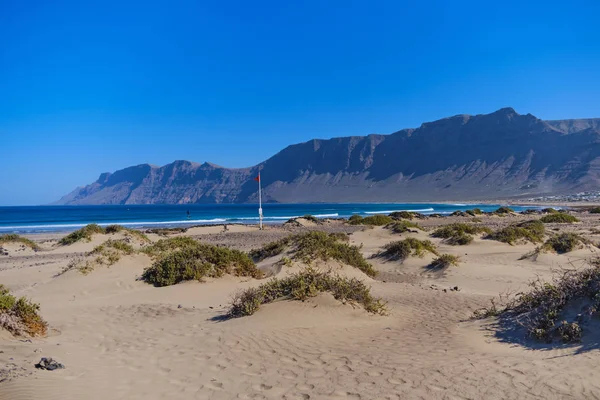 Lanzarote Kanarya Adaları Ndaki Ünlü Famara Sörfçü Plajı — Stok fotoğraf