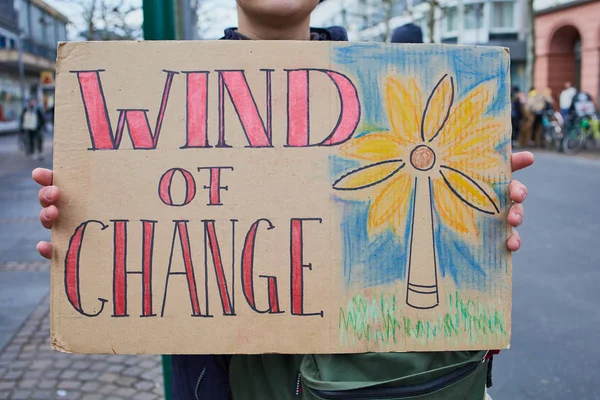 Sexta-feira para a futura manifestação em Mainz em 17 de janeiro de 2020, onde um jovem está segurando seu cartaz autofeito — Fotografia de Stock