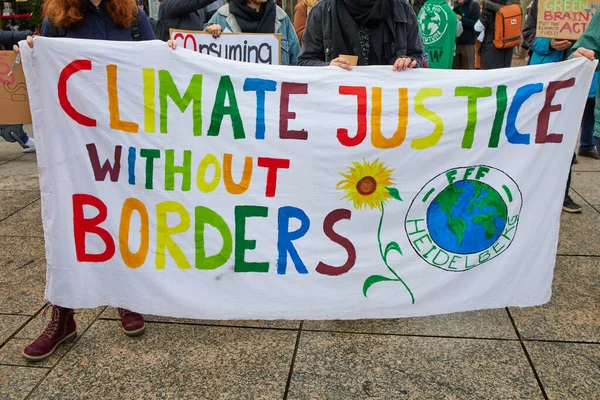 Alunos estão segurando seu cartaz autofeito na sexta-feira para o futuro demonstation em Mainz em janeiro 17, 2020 na Alemanha — Fotografia de Stock