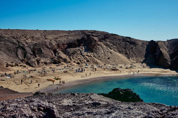 İspanya 'nın Lanzarote kentindeki Playa de Papagayo plajındaki insanlar — Stok fotoğraf