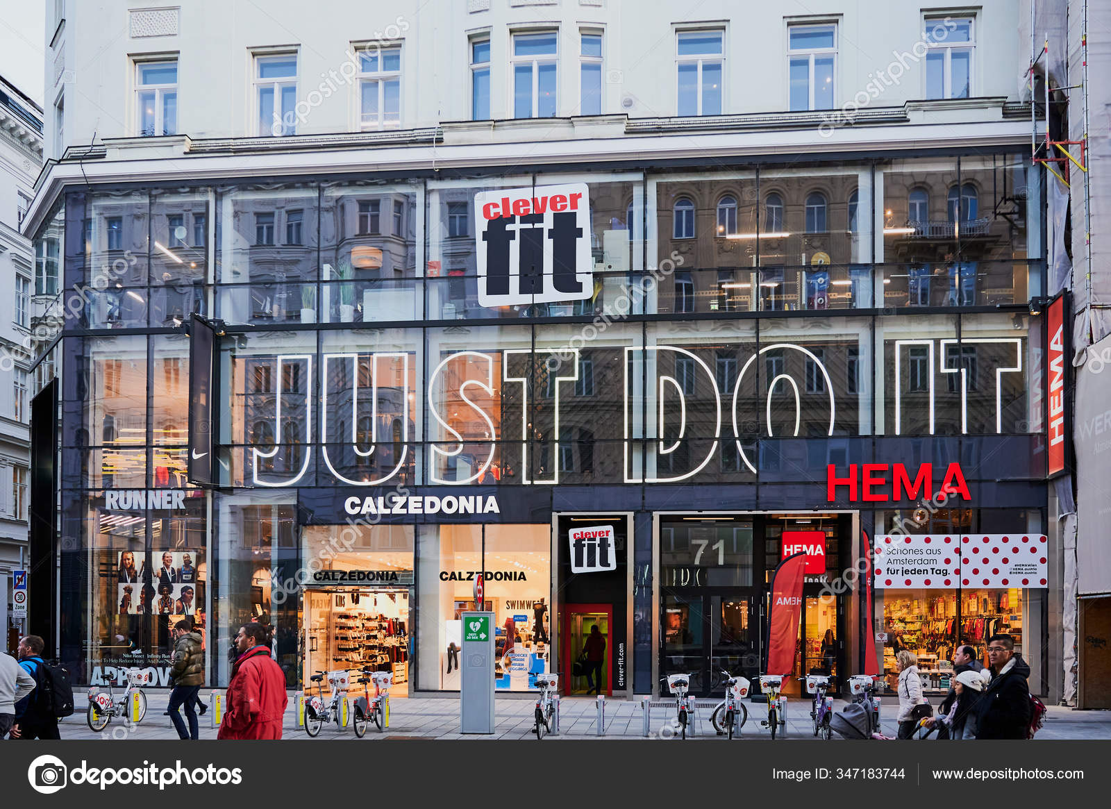 pit fluweel Gemengd Vienna Austria February 2020 Nike Store Front Shopping Street Mariahilfer –  Stock Editorial Photo © hechtsheimer72 #347183744