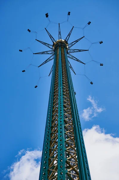 Columpio de vuelo más alto contra el cielo azul nublado en Viena, Austria —  Fotos de Stock