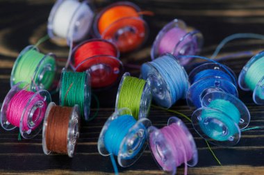 çok renkli pamuklu iplik yumağı ahşap masada.