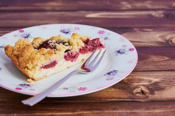 Sluiten van een stuk cherry crumble cake — Stockfoto