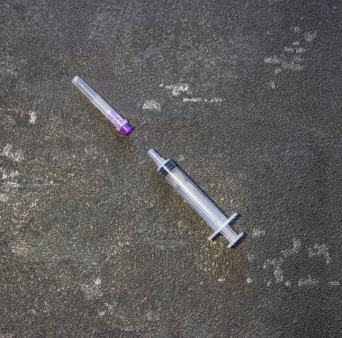 Coronavirus ve grip ilacı. Siyah arka planda tıbbi şırıngalar. 