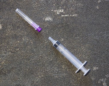 Coronavirus ve grip ilacı. Siyah arka planda tıbbi şırıngalar. 