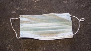 Coronavirus ve grip kontrolü. Siyah arka planda tıbbi maske. 