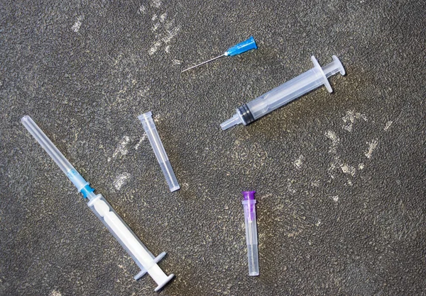 Coronavirus ve grip ilacı. Siyah arka planda tıbbi şırıngalar. 