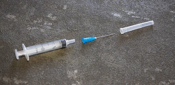 Coronavirus Und Grippemittel Medizinische Spritzen Auf Schwarzem Hintergrund — Stockfoto