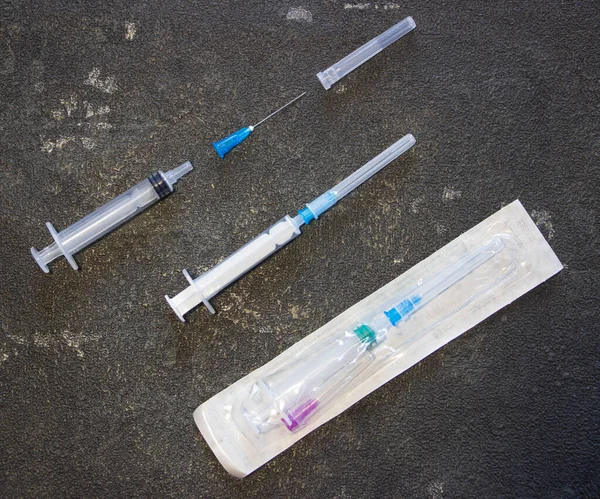 Coronavirus ve grip ilacı. Siyah arka planda tıbbi şırıngalar. 