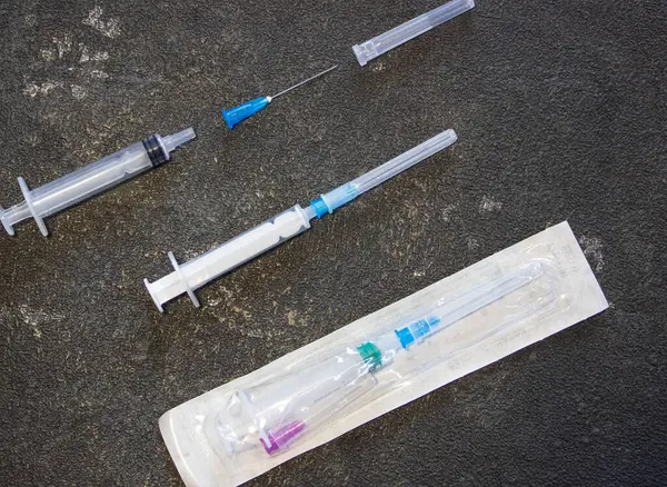 Coronavirus ve grip ilacı. Siyah arka planda tıbbi şırıngalar. 