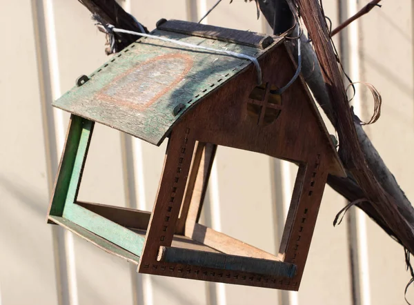 Pajarera Para Pájaros Atada Una Rama Vid Una Pepita Metal —  Fotos de Stock