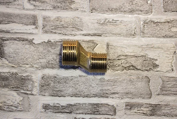 浴室への水を接続するためのねじ付き金属アダプター レンガの壁を背景に — ストック写真