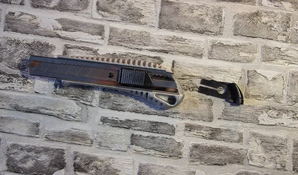Αποσυναρμολογημένο Μαχαίρι Χαρτικών Αντικατάσταση Λεπίδας Μαχαίρι Ένα Τούβλο Τοίχο Backgroun — Φωτογραφία Αρχείου