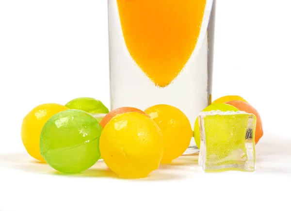 Алкогольний та безалкогольний коктейль та інші газовані напої з льодовими кульками на білому тлі — стокове фото