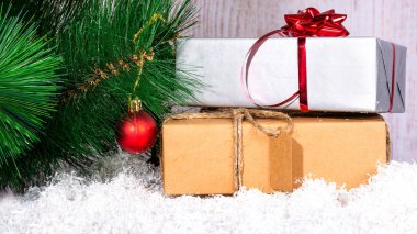 Noel ağacının arka planında hediyelerle dolu bir kutu. Uzayı kopyala, ön görünüm. Selamlama, pankart, kartpostal ve metin yeri olan reklam için yeni yıl ve Noel arkaplanı.