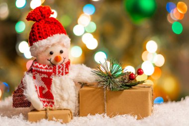 Kardan adam ve arkaplanda hediyeler olan kutular. Uzayı kopyala, ön görünüm. Tatil, yılbaşı, Noel arifesi, tebrik, afiş, kartpostallar, mesajlaşma yeri olan reklamlar.. 