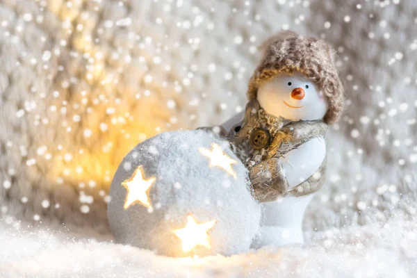 Spielzeug Schneemann Mit Strickmütze Mit Leuchtender Kugel Großaufnahme Auf Weißem — Stockfoto