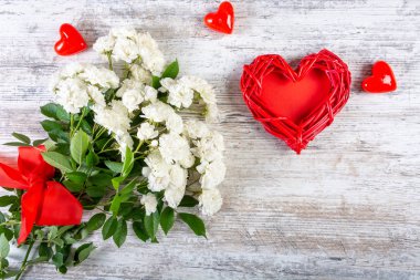 Bir buket beyaz gül ve yazıt için bir kalp sembolü. Sevgililer günü, düğün, aşk ilanı. Metin, üst görünüm, Düz Yatay, Kopyala alanı,