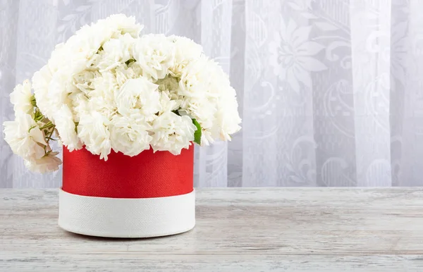 Ramo Rosas Blancas Una Caja Redonda Roja Cerca Sobre Fondo — Foto de Stock