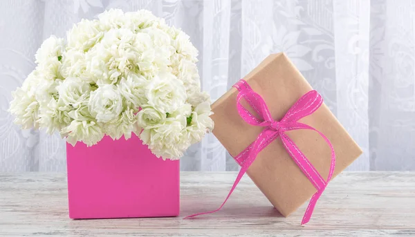 Bouquet White Roses Pink Box Box Gift Tied Pink Ribbon — Stock Photo, Image