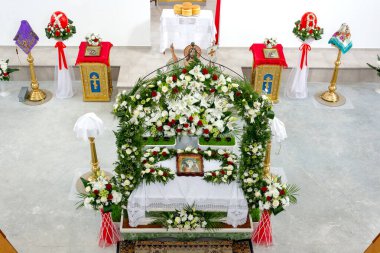 Orlovshchina, Ukrayna, Ortodoks Kilisesi, 04.28.2019. Paskalya kutlamaları için kilise içi dekore edilmiş. Taze kesilmiş çiçeklerle süslenmiş bir mezar. Yukarıdan görüntüle.