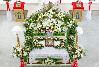 Orlovshchina, Ukrayna, Ortodoks Kilisesi, 04.28.2019. Paskalya kutlamaları için kilise içi dekore edilmiş. Taze kesilmiş çiçeklerle süslenmiş bir mezar. Yukarıdan görüntüle.