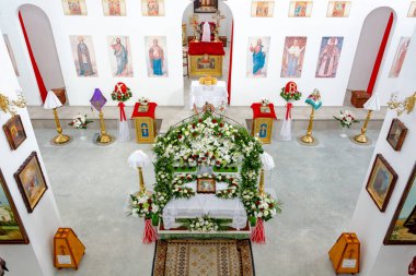 Orlovshchina, Ukrayna, Ortodoks Kilisesi, 04.28.2019. Paskalya kutlamaları için kilise içi dekore edilmiş. Taze kesilmiş çiçeklerle süslenmiş bir mezar. Yukarıdan görüntüle.