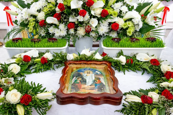 Orlovshchina ウクライナ 正教会 2019 キリストのアイコンの日曜日は 新鮮な花に囲まれた墓にあります 上からのイースタービューのお祝いのための寺院の装飾 — ストック写真