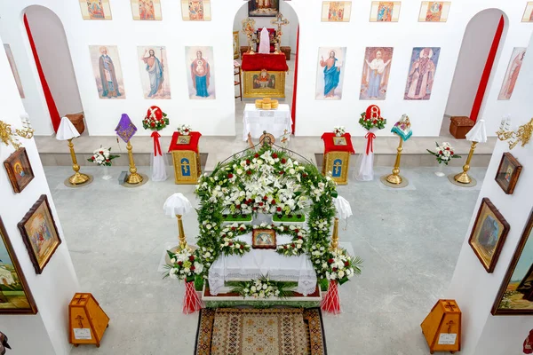 Orlovshchina ウクライナ 正教会 2019 イースターのお祝いのための装飾された教会のインテリア 切花で飾られた墓 上からの眺め — ストック写真