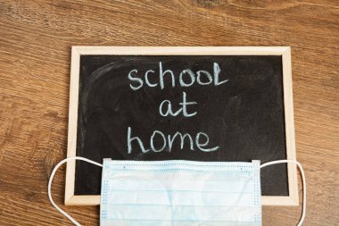 Küçük bir okul tahtasındaki tebeşirle yazılmış 