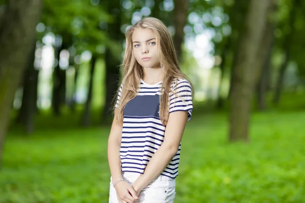 Sarışın Kafkas Genç Yeşil Orman Açık Poz.