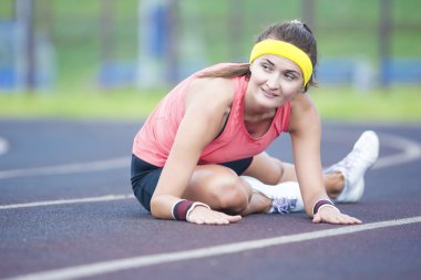 Germe egzersizleri Stadı olan olumlu beyaz Sporstwoman 