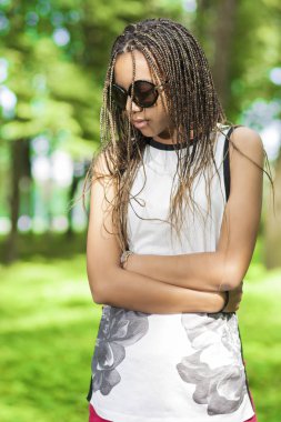 Gençler yaşam tarzı kavram ve fikirler. Afrikalı-Amerikalı genç kız uzun Dreadlocks ile 